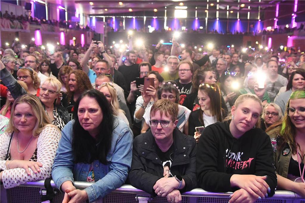 2800 Menschen feierten bei der Solidarfonds-Schlagerparty in der Europahalle in den Mai.