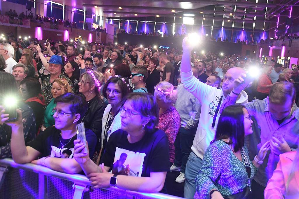 2800 Menschen feierten bei der Solidarfonds-Schlagerparty in der Europahalle in den Mai.
