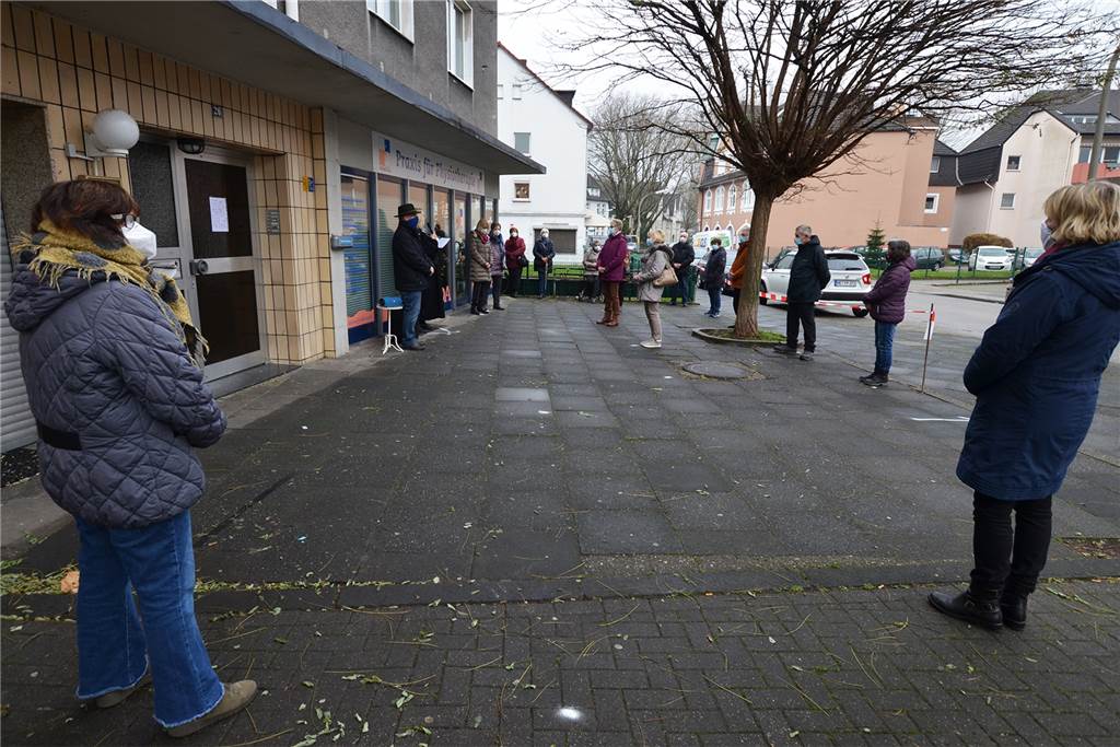 Gottesdienst auf offener Straße: Gemeinde probt für Heiligabend 29 Menschen haben vor Physiotherapie Remeda und Sportklause Platz. Weiße Punkte markieren die Standplätze.