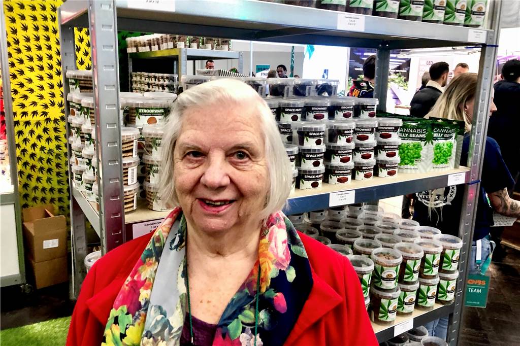 Hanf-Messe in Dortmund: „Grünes Gold“, „Zero Bock“ und Kiffer-Reisen für jeden Geldbeutel 3 mal 13 Tabletten am Tag nahm Thea Sofia Deuster am Tag. Dann las sie in den Ruhr Nachrichten einen Artikel über CBD-Öl. Das nimmt die 81-Jährige jetzt. Und noch 4 mal 2 Tabletten am Tag. Deutlich weniger Schmerzen habe sie inzwischen.