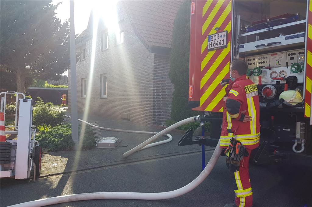 Kripo ermittelt: Nach Vollbrand einer Gartenhütte am Heiligenkamp 30 Einsatzkräfte des Löschzugs Heek waren vor Ort.