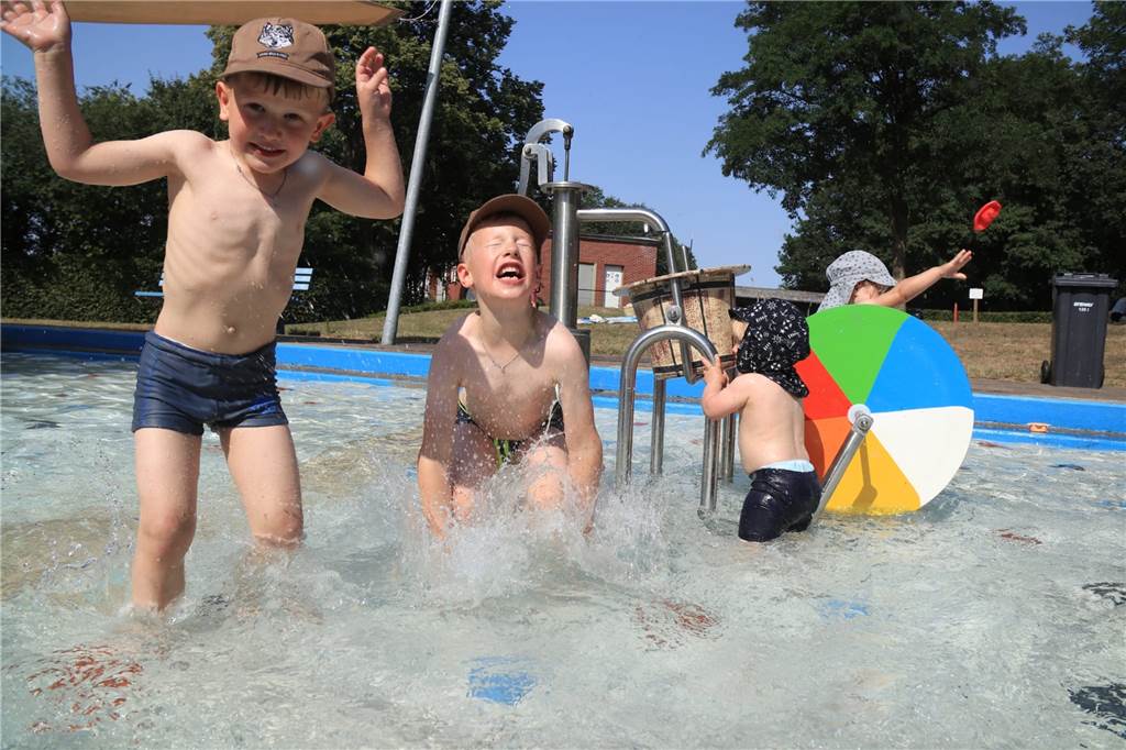 30 Grad - ab ins Wasser. Hier im Freibad Stadtlohn.