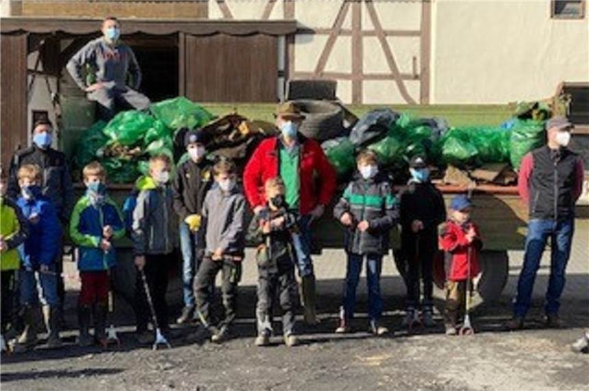 30 Freiwillige säubern den Süggelwald und ein Naturschutzgebiet 30 Helfer versammelten sich am Hof Schulte-Uebbing, um die Umgebung von Müll zu befreien