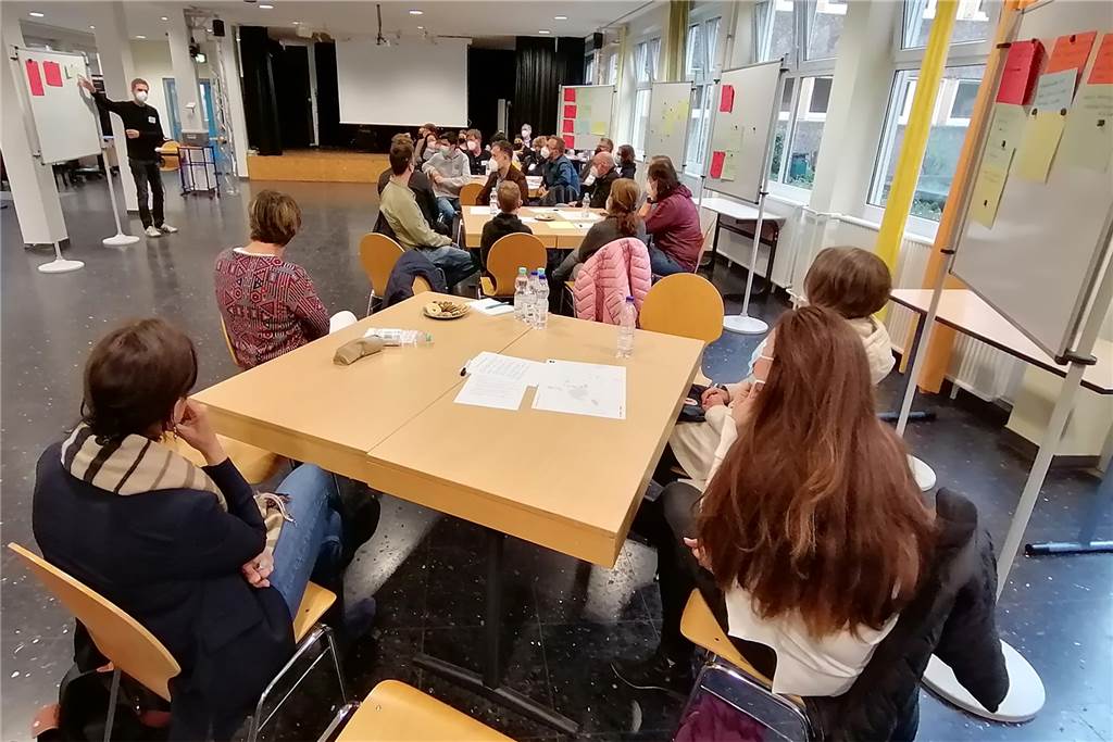Eklig und beängstigend: Dortmunder Gymnasium kämpft für besseren Schulweg 30 Schüler, Eltern und Lehrer diskutierten beim Workshop Lösungsmöglichkeiten für den Verkehr am RSG.