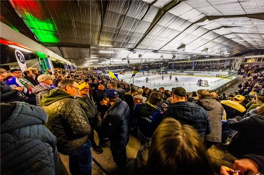 3:0 und 4:2 geführt, den 4:4-Ausgleich mit der Schlusssirene kassiert und das anschließende Penaltyschießen verloren: Es war der erwartete Playoff-Fight, den die 2500 Zuschauer am Freitagabend (7. März) im Eissportzentrum Westfalen zu sehen bekamen zwischen den Eisadlern Dortmund (blau) und den Ratinger Ice Aliens (rot). Und es war ein Krimi mit Überlänge und sehr viel knisternde Spannung im ersten Finalspiel, allerdings auch mit einem zumindest aus Dortmunder Sicht etwas unerwarteten Ende. Am Sonntag (9. März) geht es ab 18 Uhr am Ratinger Sandbach mit dem 2. Spiel der Best-of-5-Serie weiter.