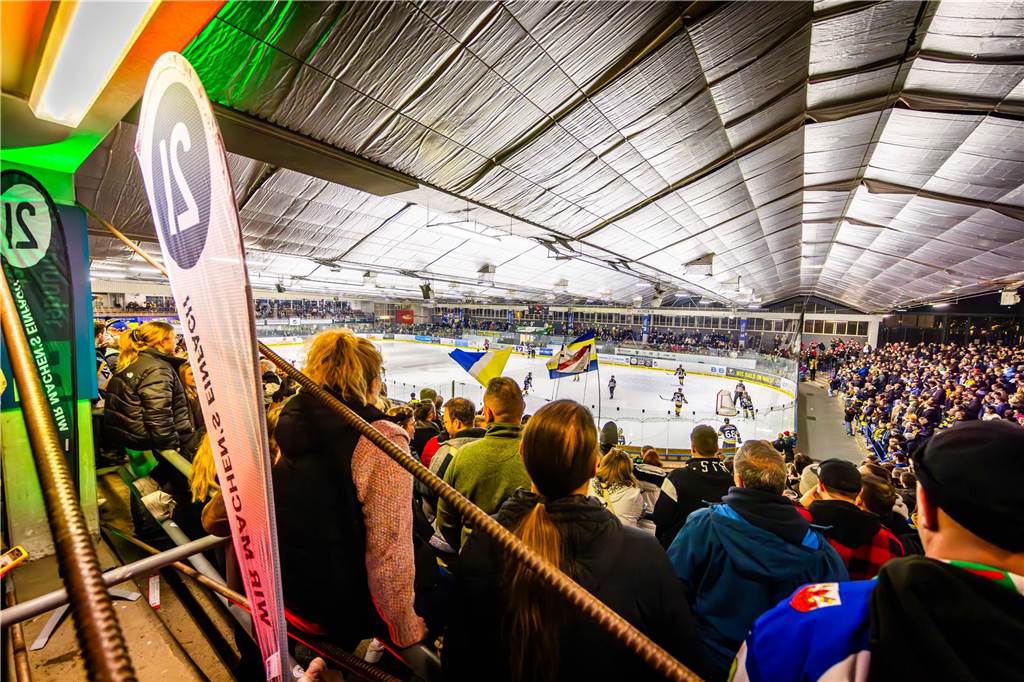 3:0 und 4:2 geführt, den 4:4-Ausgleich mit der Schlusssirene kassiert und das anschließende Penaltyschießen verloren: Es war der erwartete Playoff-Fight, den die 2500 Zuschauer am Freitagabend (7. März) im Eissportzentrum Westfalen zu sehen bekamen zwischen den Eisadlern Dortmund (blau) und den Ratinger Ice Aliens (rot). Und es war ein Krimi mit Überlänge und sehr viel knisternde Spannung im ersten Finalspiel, allerdings auch mit einem zumindest aus Dortmunder Sicht etwas unerwarteten Ende. Am Sonntag (9. März) geht es ab 18 Uhr am Ratinger Sandbach mit dem 2. Spiel der Best-of-5-Serie weiter.