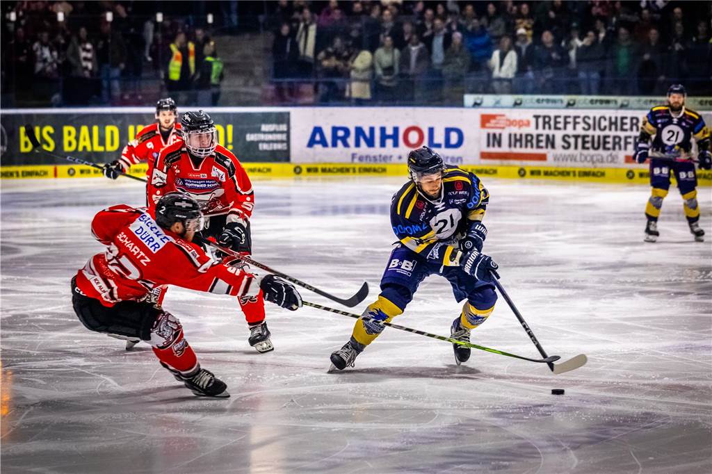 3:0 und 4:2 geführt, den 4:4-Ausgleich mit der Schlusssirene kassiert und das anschließende Penaltyschießen verloren: Es war der erwartete Playoff-Fight, den die 2500 Zuschauer am Freitagabend (7. März) im Eissportzentrum Westfalen zu sehen bekamen zwischen den Eisadlern Dortmund (blau) und den Ratinger Ice Aliens (rot). Und es war ein Krimi mit Überlänge und sehr viel knisternde Spannung im ersten Finalspiel, allerdings auch mit einem zumindest aus Dortmunder Sicht etwas unerwarteten Ende. Am Sonntag (9. März) geht es ab 18 Uhr am Ratinger Sandbach mit dem 2. Spiel der Best-of-5-Serie weiter.