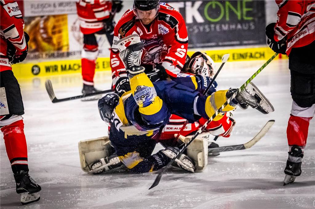 3:0 und 4:2 geführt, den 4:4-Ausgleich mit der Schlusssirene kassiert und das anschließende Penaltyschießen verloren: Es war der erwartete Playoff-Fight, den die 2500 Zuschauer am Freitagabend (7. März) im Eissportzentrum Westfalen zu sehen bekamen zwischen den Eisadlern Dortmund (blau) und den Ratinger Ice Aliens (rot). Und es war ein Krimi mit Überlänge und sehr viel knisternde Spannung im ersten Finalspiel, allerdings auch mit einem zumindest aus Dortmunder Sicht etwas unerwarteten Ende. Am Sonntag (9. März) geht es ab 18 Uhr am Ratinger Sandbach mit dem 2. Spiel der Best-of-5-Serie weiter.