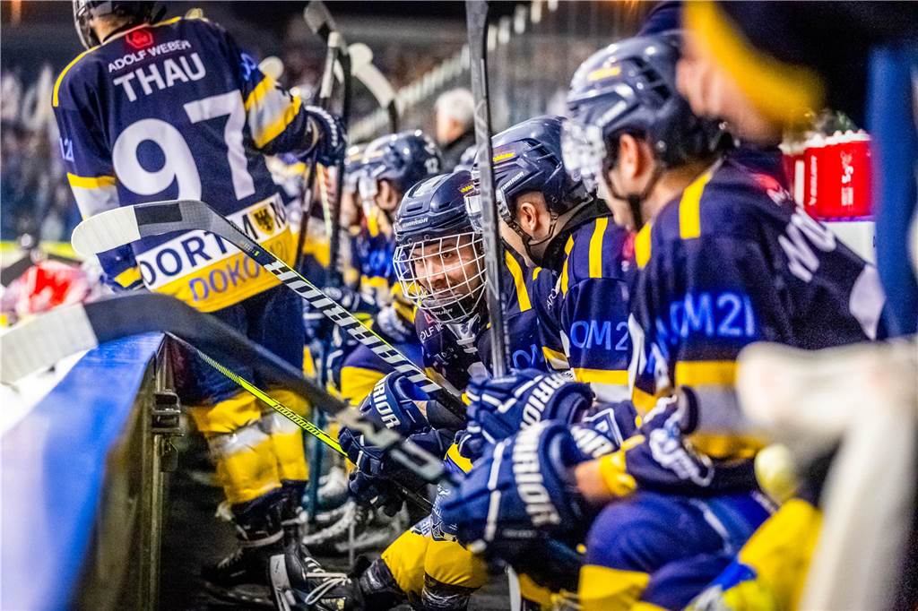 3:0 und 4:2 geführt, den 4:4-Ausgleich mit der Schlusssirene kassiert und das anschließende Penaltyschießen verloren: Es war der erwartete Playoff-Fight, den die 2500 Zuschauer am Freitagabend (7. März) im Eissportzentrum Westfalen zu sehen bekamen zwischen den Eisadlern Dortmund (blau) und den Ratinger Ice Aliens (rot). Und es war ein Krimi mit Überlänge und sehr viel knisternde Spannung im ersten Finalspiel, allerdings auch mit einem zumindest aus Dortmunder Sicht etwas unerwarteten Ende. Am Sonntag (9. März) geht es ab 18 Uhr am Ratinger Sandbach mit dem 2. Spiel der Best-of-5-Serie weiter.
