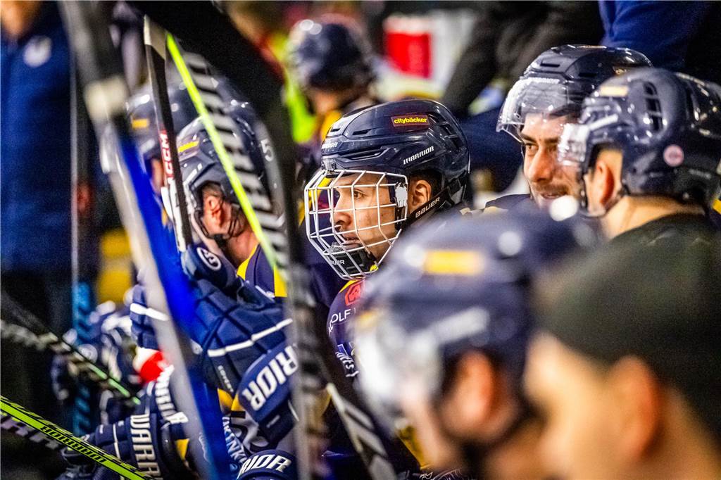 3:0 und 4:2 geführt, den 4:4-Ausgleich mit der Schlusssirene kassiert und das anschließende Penaltyschießen verloren: Es war der erwartete Playoff-Fight, den die 2500 Zuschauer am Freitagabend (7. März) im Eissportzentrum Westfalen zu sehen bekamen zwischen den Eisadlern Dortmund (blau) und den Ratinger Ice Aliens (rot). Und es war ein Krimi mit Überlänge und sehr viel knisternde Spannung im ersten Finalspiel, allerdings auch mit einem zumindest aus Dortmunder Sicht etwas unerwarteten Ende. Am Sonntag (9. März) geht es ab 18 Uhr am Ratinger Sandbach mit dem 2. Spiel der Best-of-5-Serie weiter.