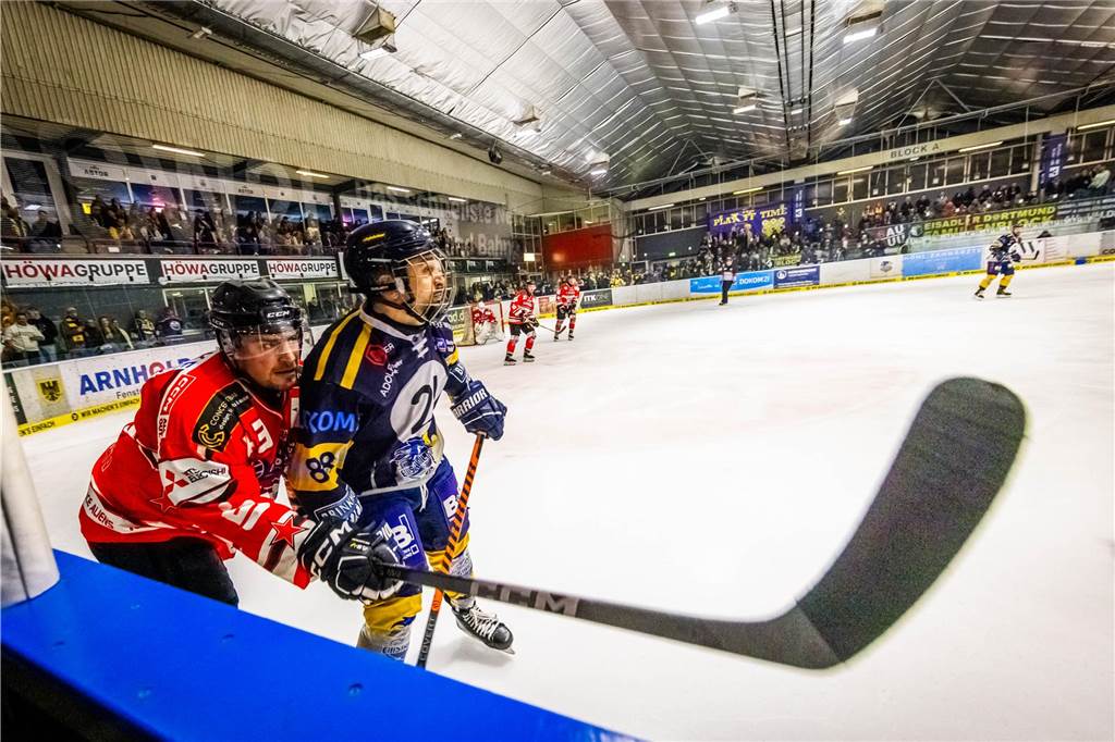 3:0 und 4:2 geführt, den 4:4-Ausgleich mit der Schlusssirene kassiert und das anschließende Penaltyschießen verloren: Es war der erwartete Playoff-Fight, den die 2500 Zuschauer am Freitagabend (7. März) im Eissportzentrum Westfalen zu sehen bekamen zwischen den Eisadlern Dortmund (blau) und den Ratinger Ice Aliens (rot). Und es war ein Krimi mit Überlänge und sehr viel knisternde Spannung im ersten Finalspiel, allerdings auch mit einem zumindest aus Dortmunder Sicht etwas unerwarteten Ende. Am Sonntag (9. März) geht es ab 18 Uhr am Ratinger Sandbach mit dem 2. Spiel der Best-of-5-Serie weiter.