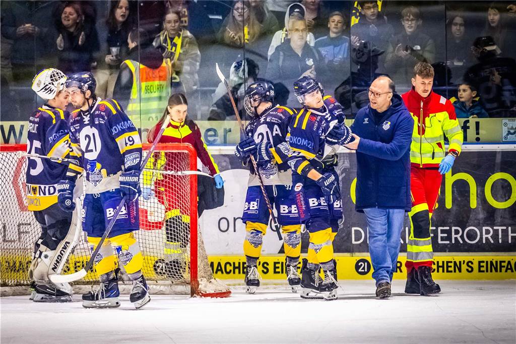 3:0 und 4:2 geführt, den 4:4-Ausgleich mit der Schlusssirene kassiert und das anschließende Penaltyschießen verloren: Es war der erwartete Playoff-Fight, den die 2500 Zuschauer am Freitagabend (7. März) im Eissportzentrum Westfalen zu sehen bekamen zwischen den Eisadlern Dortmund (blau) und den Ratinger Ice Aliens (rot). Und es war ein Krimi mit Überlänge und sehr viel knisternde Spannung im ersten Finalspiel, allerdings auch mit einem zumindest aus Dortmunder Sicht etwas unerwarteten Ende. Am Sonntag (9. März) geht es ab 18 Uhr am Ratinger Sandbach mit dem 2. Spiel der Best-of-5-Serie weiter.