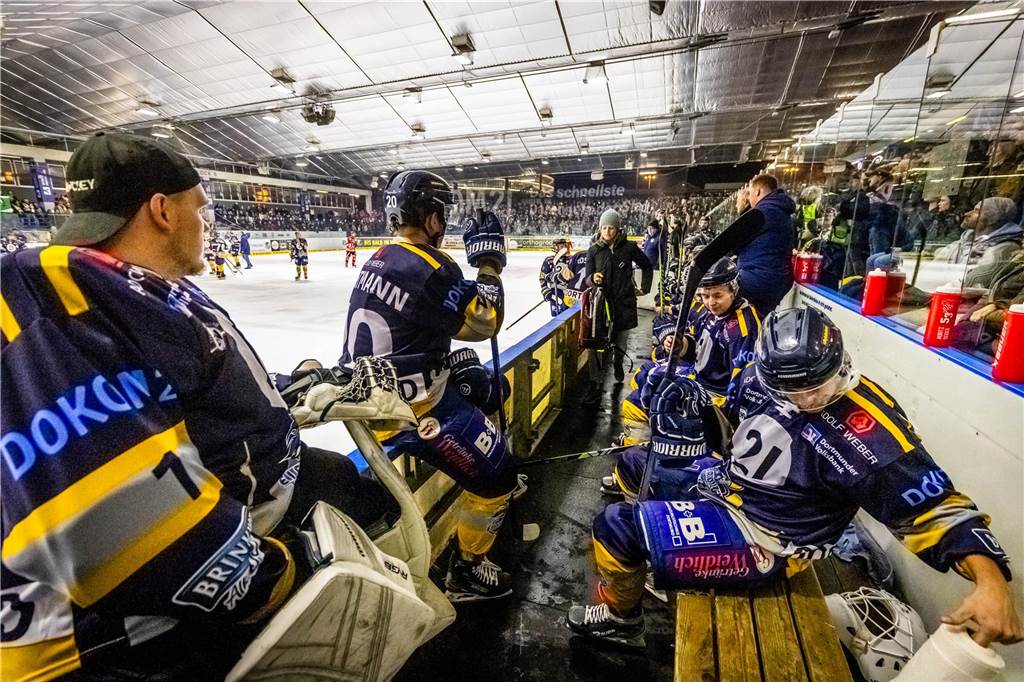 3:0 und 4:2 geführt, den 4:4-Ausgleich mit der Schlusssirene kassiert und das anschließende Penaltyschießen verloren: Es war der erwartete Playoff-Fight, den die 2500 Zuschauer am Freitagabend (7. März) im Eissportzentrum Westfalen zu sehen bekamen zwischen den Eisadlern Dortmund (blau) und den Ratinger Ice Aliens (rot). Und es war ein Krimi mit Überlänge und sehr viel knisternde Spannung im ersten Finalspiel, allerdings auch mit einem zumindest aus Dortmunder Sicht etwas unerwarteten Ende. Am Sonntag (9. März) geht es ab 18 Uhr am Ratinger Sandbach mit dem 2. Spiel der Best-of-5-Serie weiter.