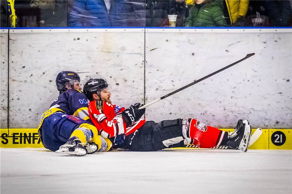 3:0 und 4:2 geführt, den 4:4-Ausgleich mit der Schlusssirene kassiert und das anschließende Penaltyschießen verloren: Es war der erwartete Playoff-Fight, den die 2500 Zuschauer am Freitagabend (7. März) im Eissportzentrum Westfalen zu sehen bekamen zwischen den Eisadlern Dortmund (blau) und den Ratinger Ice Aliens (rot). Und es war ein Krimi mit Überlänge und sehr viel knisternde Spannung im ersten Finalspiel, allerdings auch mit einem zumindest aus Dortmunder Sicht etwas unerwarteten Ende. Am Sonntag (9. März) geht es ab 18 Uhr am Ratinger Sandbach mit dem 2. Spiel der Best-of-5-Serie weiter.