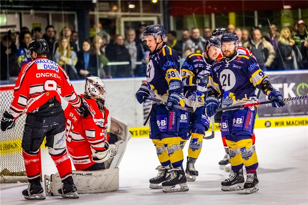 3:0 und 4:2 geführt, den 4:4-Ausgleich mit der Schlusssirene kassiert und das anschließende Penaltyschießen verloren: Es war der erwartete Playoff-Fight, den die 2500 Zuschauer am Freitagabend (7. März) im Eissportzentrum Westfalen zu sehen bekamen zwischen den Eisadlern Dortmund (blau) und den Ratinger Ice Aliens (rot). Und es war ein Krimi mit Überlänge und sehr viel knisternde Spannung im ersten Finalspiel, allerdings auch mit einem zumindest aus Dortmunder Sicht etwas unerwarteten Ende. Am Sonntag (9. März) geht es ab 18 Uhr am Ratinger Sandbach mit dem 2. Spiel der Best-of-5-Serie weiter.