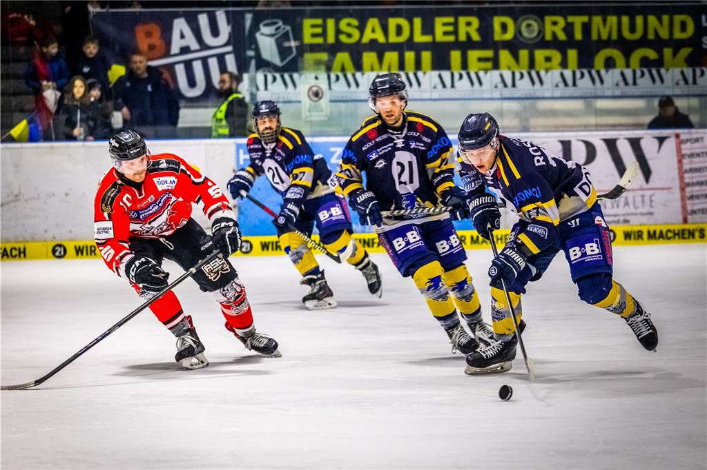 3:0 und 4:2 geführt, den 4:4-Ausgleich mit der Schlusssirene kassiert und das anschließende Penaltyschießen verloren: Es war der erwartete Playoff-Fight, den die 2500 Zuschauer am Freitagabend (7. März) im Eissportzentrum Westfalen zu sehen bekamen zwischen den Eisadlern Dortmund (blau) und den Ratinger Ice Aliens (rot). Und es war ein Krimi mit Überlänge und sehr viel knisternde Spannung im ersten Finalspiel, allerdings auch mit einem zumindest aus Dortmunder Sicht etwas unerwarteten Ende. Am Sonntag (9. März) geht es ab 18 Uhr am Ratinger Sandbach mit dem 2. Spiel der Best-of-5-Serie weiter.