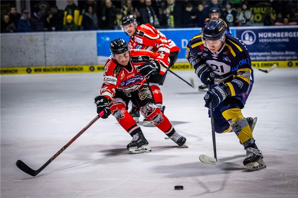 3:0 und 4:2 geführt, den 4:4-Ausgleich mit der Schlusssirene kassiert und das anschließende Penaltyschießen verloren: Es war der erwartete Playoff-Fight, den die 2500 Zuschauer am Freitagabend (7. März) im Eissportzentrum Westfalen zu sehen bekamen zwischen den Eisadlern Dortmund (blau) und den Ratinger Ice Aliens (rot). Und es war ein Krimi mit Überlänge und sehr viel knisternde Spannung im ersten Finalspiel, allerdings auch mit einem zumindest aus Dortmunder Sicht etwas unerwarteten Ende. Am Sonntag (9. März) geht es ab 18 Uhr am Ratinger Sandbach mit dem 2. Spiel der Best-of-5-Serie weiter.