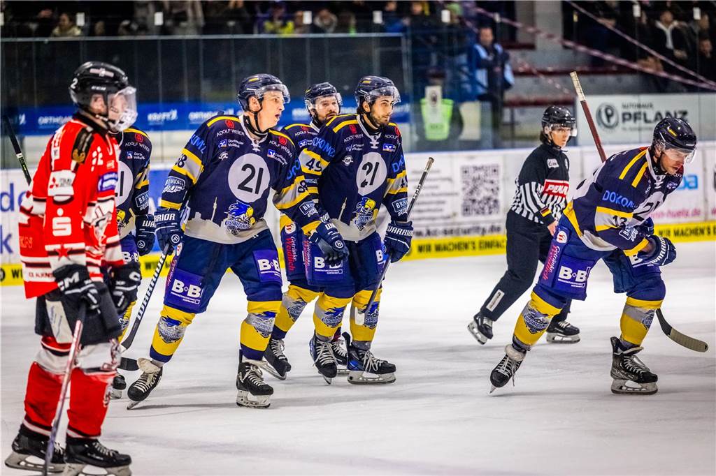 3:0 und 4:2 geführt, den 4:4-Ausgleich mit der Schlusssirene kassiert und das anschließende Penaltyschießen verloren: Es war der erwartete Playoff-Fight, den die 2500 Zuschauer am Freitagabend (7. März) im Eissportzentrum Westfalen zu sehen bekamen zwischen den Eisadlern Dortmund (blau) und den Ratinger Ice Aliens (rot). Und es war ein Krimi mit Überlänge und sehr viel knisternde Spannung im ersten Finalspiel, allerdings auch mit einem zumindest aus Dortmunder Sicht etwas unerwarteten Ende. Am Sonntag (9. März) geht es ab 18 Uhr am Ratinger Sandbach mit dem 2. Spiel der Best-of-5-Serie weiter.