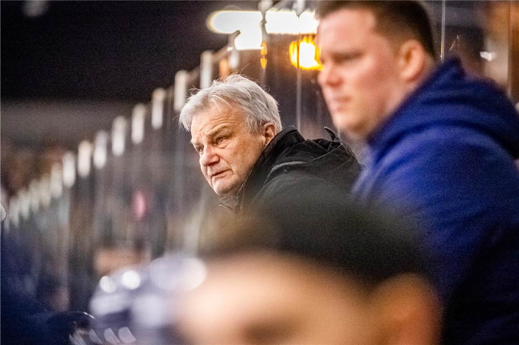 3:0 und 4:2 geführt, den 4:4-Ausgleich mit der Schlusssirene kassiert und das anschließende Penaltyschießen verloren: Es war der erwartete Playoff-Fight, den die 2500 Zuschauer am Freitagabend (7. März) im Eissportzentrum Westfalen zu sehen bekamen zwischen den Eisadlern Dortmund (blau) und den Ratinger Ice Aliens (rot). Und es war ein Krimi mit Überlänge und sehr viel knisternde Spannung im ersten Finalspiel, allerdings auch mit einem zumindest aus Dortmunder Sicht etwas unerwarteten Ende. Am Sonntag (9. März) geht es ab 18 Uhr am Ratinger Sandbach mit dem 2. Spiel der Best-of-5-Serie weiter.