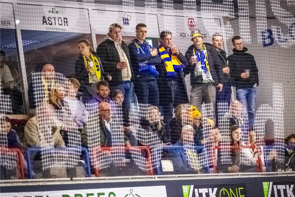 3:0 und 4:2 geführt, den 4:4-Ausgleich mit der Schlusssirene kassiert und das anschließende Penaltyschießen verloren: Es war der erwartete Playoff-Fight, den die 2500 Zuschauer am Freitagabend (7. März) im Eissportzentrum Westfalen zu sehen bekamen zwischen den Eisadlern Dortmund (blau) und den Ratinger Ice Aliens (rot). Und es war ein Krimi mit Überlänge und sehr viel knisternde Spannung im ersten Finalspiel, allerdings auch mit einem zumindest aus Dortmunder Sicht etwas unerwarteten Ende. Am Sonntag (9. März) geht es ab 18 Uhr am Ratinger Sandbach mit dem 2. Spiel der Best-of-5-Serie weiter.