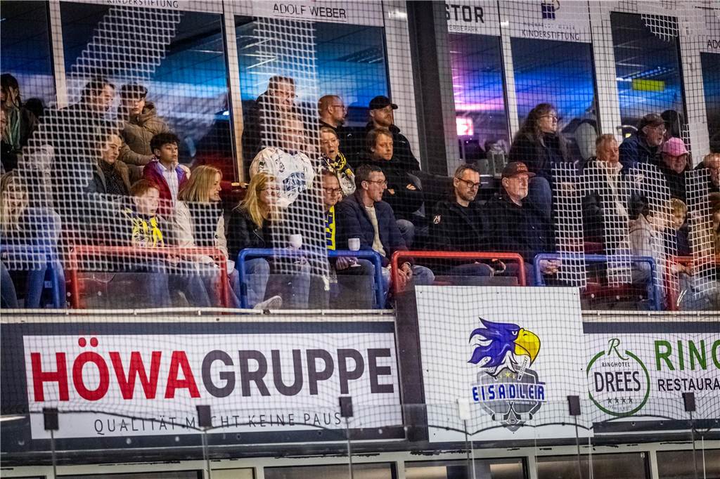 3:0 und 4:2 geführt, den 4:4-Ausgleich mit der Schlusssirene kassiert und das anschließende Penaltyschießen verloren: Es war der erwartete Playoff-Fight, den die 2500 Zuschauer am Freitagabend (7. März) im Eissportzentrum Westfalen zu sehen bekamen zwischen den Eisadlern Dortmund (blau) und den Ratinger Ice Aliens (rot). Und es war ein Krimi mit Überlänge und sehr viel knisternde Spannung im ersten Finalspiel, allerdings auch mit einem zumindest aus Dortmunder Sicht etwas unerwarteten Ende. Am Sonntag (9. März) geht es ab 18 Uhr am Ratinger Sandbach mit dem 2. Spiel der Best-of-5-Serie weiter.