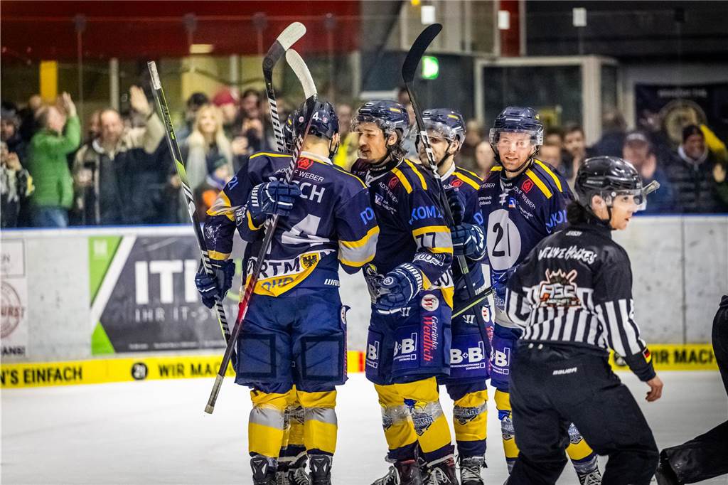 3:0 und 4:2 geführt, den 4:4-Ausgleich mit der Schlusssirene kassiert und das anschließende Penaltyschießen verloren: Es war der erwartete Playoff-Fight, den die 2500 Zuschauer am Freitagabend (7. März) im Eissportzentrum Westfalen zu sehen bekamen zwischen den Eisadlern Dortmund (blau) und den Ratinger Ice Aliens (rot). Und es war ein Krimi mit Überlänge und sehr viel knisternde Spannung im ersten Finalspiel, allerdings auch mit einem zumindest aus Dortmunder Sicht etwas unerwarteten Ende. Am Sonntag (9. März) geht es ab 18 Uhr am Ratinger Sandbach mit dem 2. Spiel der Best-of-5-Serie weiter.
