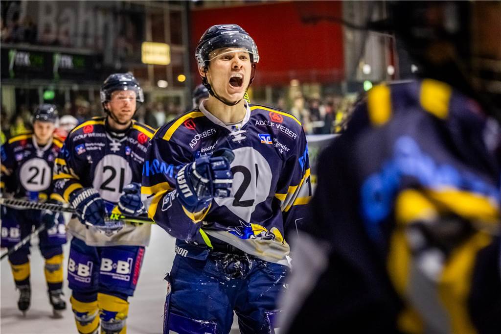 3:0 und 4:2 geführt, den 4:4-Ausgleich mit der Schlusssirene kassiert und das anschließende Penaltyschießen verloren: Es war der erwartete Playoff-Fight, den die 2500 Zuschauer am Freitagabend (7. März) im Eissportzentrum Westfalen zu sehen bekamen zwischen den Eisadlern Dortmund (blau) und den Ratinger Ice Aliens (rot). Und es war ein Krimi mit Überlänge und sehr viel knisternde Spannung im ersten Finalspiel, allerdings auch mit einem zumindest aus Dortmunder Sicht etwas unerwarteten Ende. Am Sonntag (9. März) geht es ab 18 Uhr am Ratinger Sandbach mit dem 2. Spiel der Best-of-5-Serie weiter.