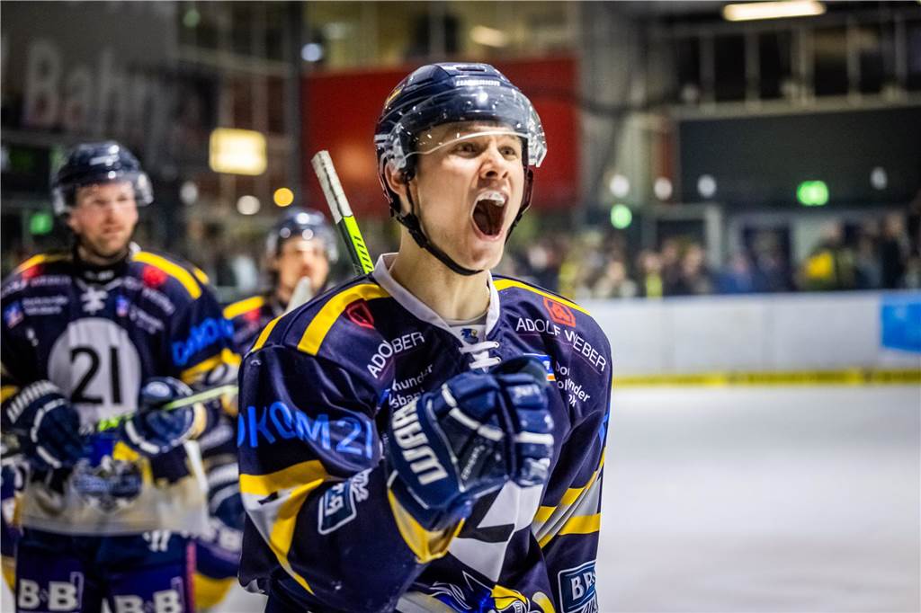 3:0 und 4:2 geführt, den 4:4-Ausgleich mit der Schlusssirene kassiert und das anschließende Penaltyschießen verloren: Es war der erwartete Playoff-Fight, den die 2500 Zuschauer am Freitagabend (7. März) im Eissportzentrum Westfalen zu sehen bekamen zwischen den Eisadlern Dortmund (blau) und den Ratinger Ice Aliens (rot). Und es war ein Krimi mit Überlänge und sehr viel knisternde Spannung im ersten Finalspiel, allerdings auch mit einem zumindest aus Dortmunder Sicht etwas unerwarteten Ende. Am Sonntag (9. März) geht es ab 18 Uhr am Ratinger Sandbach mit dem 2. Spiel der Best-of-5-Serie weiter.