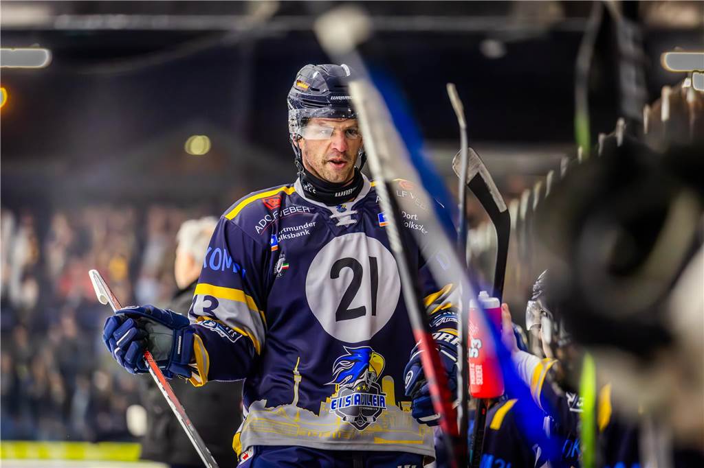 3:0 und 4:2 geführt, den 4:4-Ausgleich mit der Schlusssirene kassiert und das anschließende Penaltyschießen verloren: Es war der erwartete Playoff-Fight, den die 2500 Zuschauer am Freitagabend (7. März) im Eissportzentrum Westfalen zu sehen bekamen zwischen den Eisadlern Dortmund (blau) und den Ratinger Ice Aliens (rot). Und es war ein Krimi mit Überlänge und sehr viel knisternde Spannung im ersten Finalspiel, allerdings auch mit einem zumindest aus Dortmunder Sicht etwas unerwarteten Ende. Am Sonntag (9. März) geht es ab 18 Uhr am Ratinger Sandbach mit dem 2. Spiel der Best-of-5-Serie weiter.