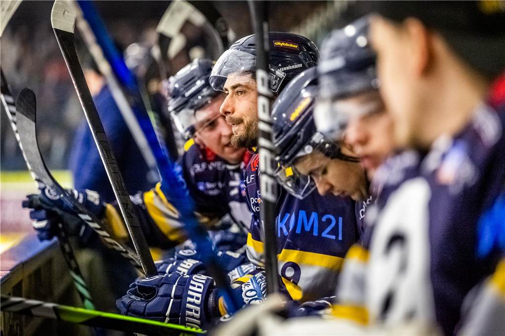 3:0 und 4:2 geführt, den 4:4-Ausgleich mit der Schlusssirene kassiert und das anschließende Penaltyschießen verloren: Es war der erwartete Playoff-Fight, den die 2500 Zuschauer am Freitagabend (7. März) im Eissportzentrum Westfalen zu sehen bekamen zwischen den Eisadlern Dortmund (blau) und den Ratinger Ice Aliens (rot). Und es war ein Krimi mit Überlänge und sehr viel knisternde Spannung im ersten Finalspiel, allerdings auch mit einem zumindest aus Dortmunder Sicht etwas unerwarteten Ende. Am Sonntag (9. März) geht es ab 18 Uhr am Ratinger Sandbach mit dem 2. Spiel der Best-of-5-Serie weiter.