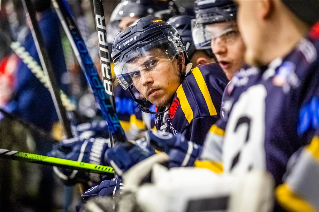3:0 und 4:2 geführt, den 4:4-Ausgleich mit der Schlusssirene kassiert und das anschließende Penaltyschießen verloren: Es war der erwartete Playoff-Fight, den die 2500 Zuschauer am Freitagabend (7. März) im Eissportzentrum Westfalen zu sehen bekamen zwischen den Eisadlern Dortmund (blau) und den Ratinger Ice Aliens (rot). Und es war ein Krimi mit Überlänge und sehr viel knisternde Spannung im ersten Finalspiel, allerdings auch mit einem zumindest aus Dortmunder Sicht etwas unerwarteten Ende. Am Sonntag (9. März) geht es ab 18 Uhr am Ratinger Sandbach mit dem 2. Spiel der Best-of-5-Serie weiter.