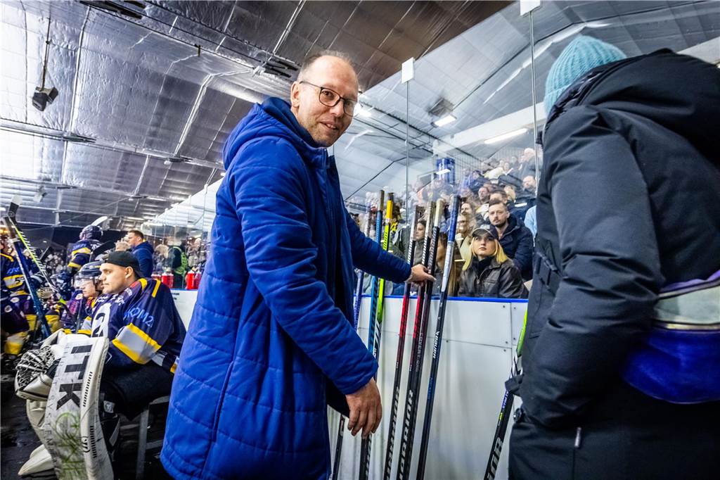 3:0 und 4:2 geführt, den 4:4-Ausgleich mit der Schlusssirene kassiert und das anschließende Penaltyschießen verloren: Es war der erwartete Playoff-Fight, den die 2500 Zuschauer am Freitagabend (7. März) im Eissportzentrum Westfalen zu sehen bekamen zwischen den Eisadlern Dortmund (blau) und den Ratinger Ice Aliens (rot). Und es war ein Krimi mit Überlänge und sehr viel knisternde Spannung im ersten Finalspiel, allerdings auch mit einem zumindest aus Dortmunder Sicht etwas unerwarteten Ende. Am Sonntag (9. März) geht es ab 18 Uhr am Ratinger Sandbach mit dem 2. Spiel der Best-of-5-Serie weiter.