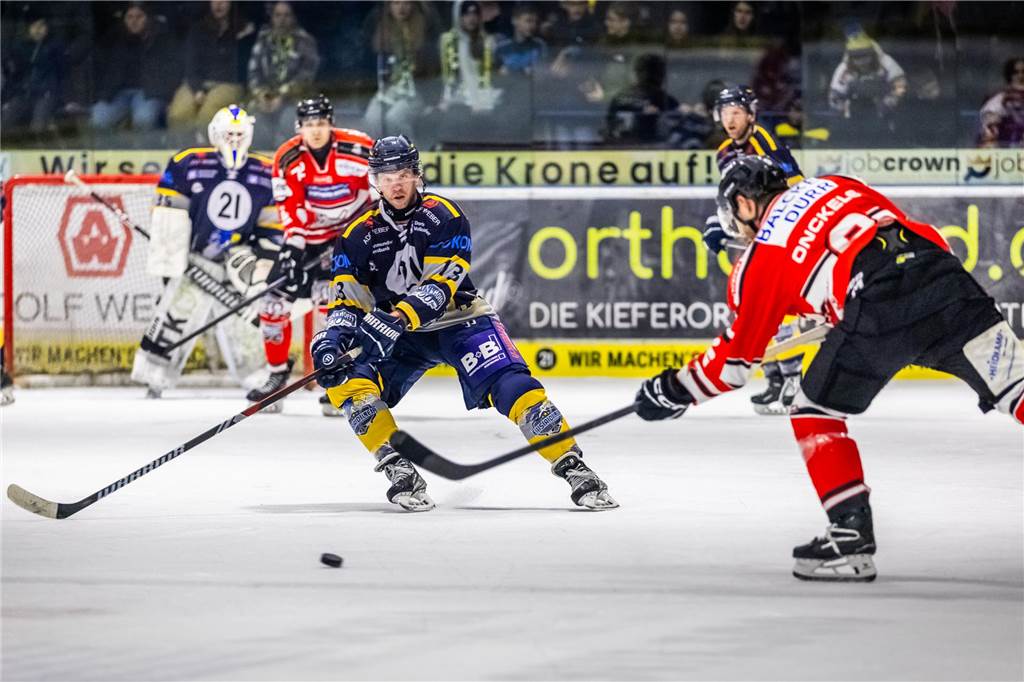 3:0 und 4:2 geführt, den 4:4-Ausgleich mit der Schlusssirene kassiert und das anschließende Penaltyschießen verloren: Es war der erwartete Playoff-Fight, den die 2500 Zuschauer am Freitagabend (7. März) im Eissportzentrum Westfalen zu sehen bekamen zwischen den Eisadlern Dortmund (blau) und den Ratinger Ice Aliens (rot). Und es war ein Krimi mit Überlänge und sehr viel knisternde Spannung im ersten Finalspiel, allerdings auch mit einem zumindest aus Dortmunder Sicht etwas unerwarteten Ende. Am Sonntag (9. März) geht es ab 18 Uhr am Ratinger Sandbach mit dem 2. Spiel der Best-of-5-Serie weiter.