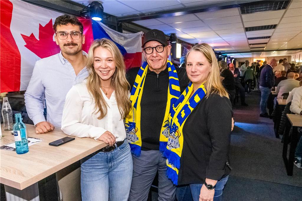 3:0 und 4:2 geführt, den 4:4-Ausgleich mit der Schlusssirene kassiert und das anschließende Penaltyschießen verloren: Es war der erwartete Playoff-Fight, den die 2500 Zuschauer am Freitagabend (7. März) im Eissportzentrum Westfalen zu sehen bekamen zwischen den Eisadlern Dortmund (blau) und den Ratinger Ice Aliens (rot). Und es war ein Krimi mit Überlänge und sehr viel knisternde Spannung im ersten Finalspiel, allerdings auch mit einem zumindest aus Dortmunder Sicht etwas unerwarteten Ende. Am Sonntag (9. März) geht es ab 18 Uhr am Ratinger Sandbach mit dem 2. Spiel der Best-of-5-Serie weiter.