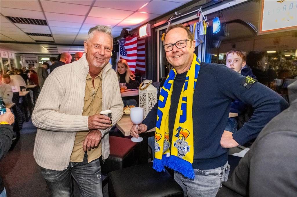 3:0 und 4:2 geführt, den 4:4-Ausgleich mit der Schlusssirene kassiert und das anschließende Penaltyschießen verloren: Es war der erwartete Playoff-Fight, den die 2500 Zuschauer am Freitagabend (7. März) im Eissportzentrum Westfalen zu sehen bekamen zwischen den Eisadlern Dortmund (blau) und den Ratinger Ice Aliens (rot). Und es war ein Krimi mit Überlänge und sehr viel knisternde Spannung im ersten Finalspiel, allerdings auch mit einem zumindest aus Dortmunder Sicht etwas unerwarteten Ende. Am Sonntag (9. März) geht es ab 18 Uhr am Ratinger Sandbach mit dem 2. Spiel der Best-of-5-Serie weiter.