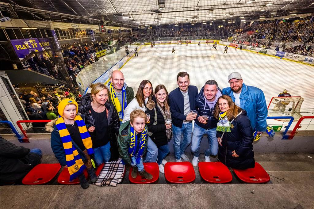 3:0 und 4:2 geführt, den 4:4-Ausgleich mit der Schlusssirene kassiert und das anschließende Penaltyschießen verloren: Es war der erwartete Playoff-Fight, den die 2500 Zuschauer am Freitagabend (7. März) im Eissportzentrum Westfalen zu sehen bekamen zwischen den Eisadlern Dortmund (blau) und den Ratinger Ice Aliens (rot). Und es war ein Krimi mit Überlänge und sehr viel knisternde Spannung im ersten Finalspiel, allerdings auch mit einem zumindest aus Dortmunder Sicht etwas unerwarteten Ende. Am Sonntag (9. März) geht es ab 18 Uhr am Ratinger Sandbach mit dem 2. Spiel der Best-of-5-Serie weiter.