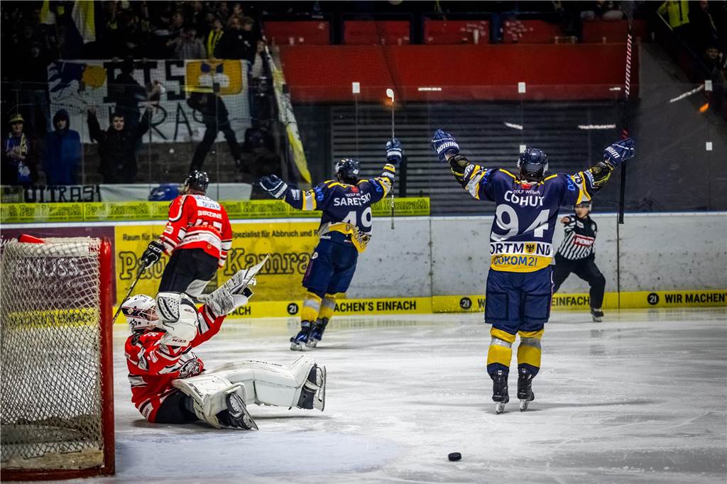 3:0 und 4:2 geführt, den 4:4-Ausgleich mit der Schlusssirene kassiert und das anschließende Penaltyschießen verloren: Es war der erwartete Playoff-Fight, den die 2500 Zuschauer am Freitagabend (7. März) im Eissportzentrum Westfalen zu sehen bekamen zwischen den Eisadlern Dortmund (blau) und den Ratinger Ice Aliens (rot). Und es war ein Krimi mit Überlänge und sehr viel knisternde Spannung im ersten Finalspiel, allerdings auch mit einem zumindest aus Dortmunder Sicht etwas unerwarteten Ende. Am Sonntag (9. März) geht es ab 18 Uhr am Ratinger Sandbach mit dem 2. Spiel der Best-of-5-Serie weiter.