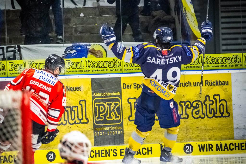 3:0 und 4:2 geführt, den 4:4-Ausgleich mit der Schlusssirene kassiert und das anschließende Penaltyschießen verloren: Es war der erwartete Playoff-Fight, den die 2500 Zuschauer am Freitagabend (7. März) im Eissportzentrum Westfalen zu sehen bekamen zwischen den Eisadlern Dortmund (blau) und den Ratinger Ice Aliens (rot). Und es war ein Krimi mit Überlänge und sehr viel knisternde Spannung im ersten Finalspiel, allerdings auch mit einem zumindest aus Dortmunder Sicht etwas unerwarteten Ende. Am Sonntag (9. März) geht es ab 18 Uhr am Ratinger Sandbach mit dem 2. Spiel der Best-of-5-Serie weiter.