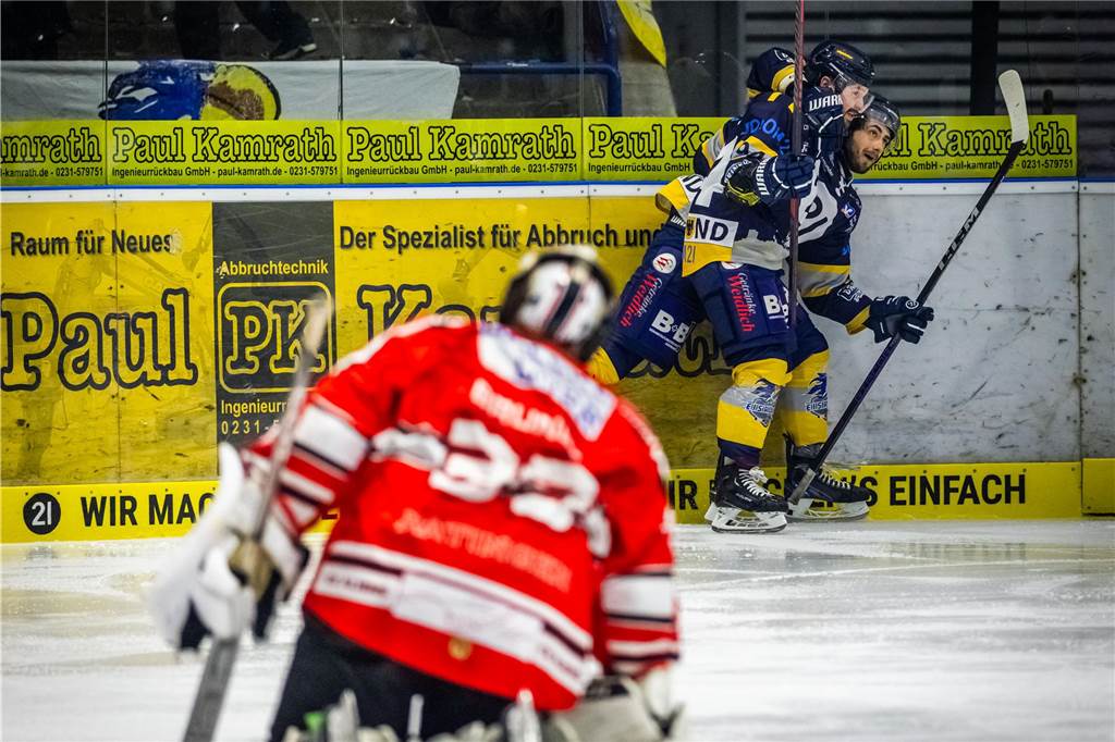 3:0 und 4:2 geführt, den 4:4-Ausgleich mit der Schlusssirene kassiert und das anschließende Penaltyschießen verloren: Es war der erwartete Playoff-Fight, den die 2500 Zuschauer am Freitagabend (7. März) im Eissportzentrum Westfalen zu sehen bekamen zwischen den Eisadlern Dortmund (blau) und den Ratinger Ice Aliens (rot). Und es war ein Krimi mit Überlänge und sehr viel knisternde Spannung im ersten Finalspiel, allerdings auch mit einem zumindest aus Dortmunder Sicht etwas unerwarteten Ende. Am Sonntag (9. März) geht es ab 18 Uhr am Ratinger Sandbach mit dem 2. Spiel der Best-of-5-Serie weiter.