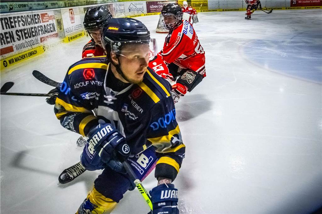 3:0 und 4:2 geführt, den 4:4-Ausgleich mit der Schlusssirene kassiert und das anschließende Penaltyschießen verloren: Es war der erwartete Playoff-Fight, den die 2500 Zuschauer am Freitagabend (7. März) im Eissportzentrum Westfalen zu sehen bekamen zwischen den Eisadlern Dortmund (blau) und den Ratinger Ice Aliens (rot). Und es war ein Krimi mit Überlänge und sehr viel knisternde Spannung im ersten Finalspiel, allerdings auch mit einem zumindest aus Dortmunder Sicht etwas unerwarteten Ende. Am Sonntag (9. März) geht es ab 18 Uhr am Ratinger Sandbach mit dem 2. Spiel der Best-of-5-Serie weiter.