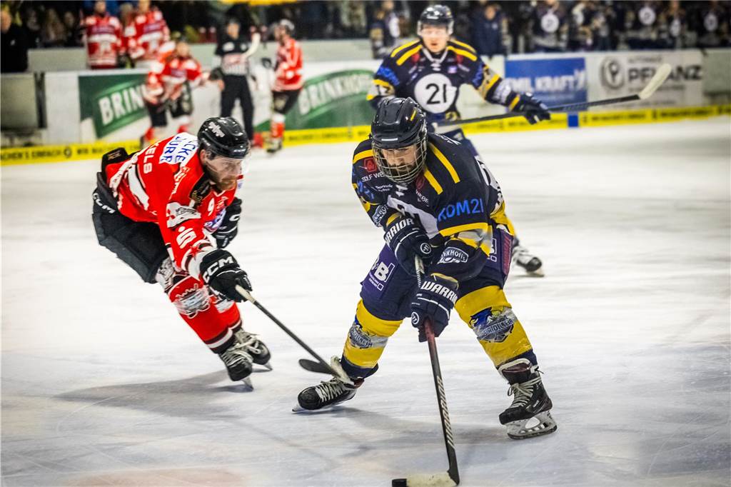 3:0 und 4:2 geführt, den 4:4-Ausgleich mit der Schlusssirene kassiert und das anschließende Penaltyschießen verloren: Es war der erwartete Playoff-Fight, den die 2500 Zuschauer am Freitagabend (7. März) im Eissportzentrum Westfalen zu sehen bekamen zwischen den Eisadlern Dortmund (blau) und den Ratinger Ice Aliens (rot). Und es war ein Krimi mit Überlänge und sehr viel knisternde Spannung im ersten Finalspiel, allerdings auch mit einem zumindest aus Dortmunder Sicht etwas unerwarteten Ende. Am Sonntag (9. März) geht es ab 18 Uhr am Ratinger Sandbach mit dem 2. Spiel der Best-of-5-Serie weiter.