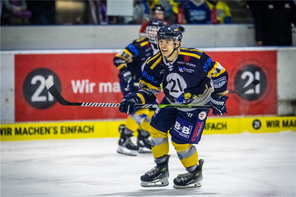 3:0 und 4:2 geführt, den 4:4-Ausgleich mit der Schlusssirene kassiert und das anschließende Penaltyschießen verloren: Es war der erwartete Playoff-Fight, den die 2500 Zuschauer am Freitagabend (7. März) im Eissportzentrum Westfalen zu sehen bekamen zwischen den Eisadlern Dortmund (blau) und den Ratinger Ice Aliens (rot). Und es war ein Krimi mit Überlänge und sehr viel knisternde Spannung im ersten Finalspiel, allerdings auch mit einem zumindest aus Dortmunder Sicht etwas unerwarteten Ende. Am Sonntag (9. März) geht es ab 18 Uhr am Ratinger Sandbach mit dem 2. Spiel der Best-of-5-Serie weiter.