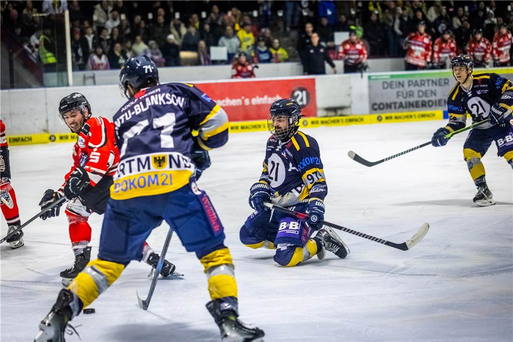 3:0 und 4:2 geführt, den 4:4-Ausgleich mit der Schlusssirene kassiert und das anschließende Penaltyschießen verloren: Es war der erwartete Playoff-Fight, den die 2500 Zuschauer am Freitagabend (7. März) im Eissportzentrum Westfalen zu sehen bekamen zwischen den Eisadlern Dortmund (blau) und den Ratinger Ice Aliens (rot). Und es war ein Krimi mit Überlänge und sehr viel knisternde Spannung im ersten Finalspiel, allerdings auch mit einem zumindest aus Dortmunder Sicht etwas unerwarteten Ende. Am Sonntag (9. März) geht es ab 18 Uhr am Ratinger Sandbach mit dem 2. Spiel der Best-of-5-Serie weiter.