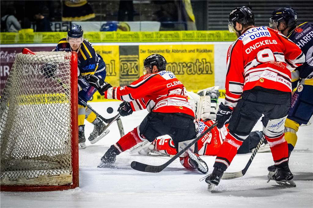 3:0 und 4:2 geführt, den 4:4-Ausgleich mit der Schlusssirene kassiert und das anschließende Penaltyschießen verloren: Es war der erwartete Playoff-Fight, den die 2500 Zuschauer am Freitagabend (7. März) im Eissportzentrum Westfalen zu sehen bekamen zwischen den Eisadlern Dortmund (blau) und den Ratinger Ice Aliens (rot). Und es war ein Krimi mit Überlänge und sehr viel knisternde Spannung im ersten Finalspiel, allerdings auch mit einem zumindest aus Dortmunder Sicht etwas unerwarteten Ende. Am Sonntag (9. März) geht es ab 18 Uhr am Ratinger Sandbach mit dem 2. Spiel der Best-of-5-Serie weiter.