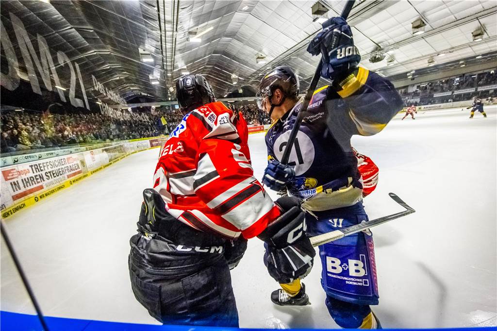3:0 und 4:2 geführt, den 4:4-Ausgleich mit der Schlusssirene kassiert und das anschließende Penaltyschießen verloren: Es war der erwartete Playoff-Fight, den die 2500 Zuschauer am Freitagabend (7. März) im Eissportzentrum Westfalen zu sehen bekamen zwischen den Eisadlern Dortmund (blau) und den Ratinger Ice Aliens (rot). Und es war ein Krimi mit Überlänge und sehr viel knisternde Spannung im ersten Finalspiel, allerdings auch mit einem zumindest aus Dortmunder Sicht etwas unerwarteten Ende. Am Sonntag (9. März) geht es ab 18 Uhr am Ratinger Sandbach mit dem 2. Spiel der Best-of-5-Serie weiter.