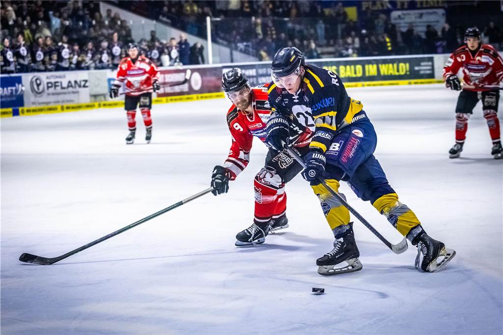 3:0 und 4:2 geführt, den 4:4-Ausgleich mit der Schlusssirene kassiert und das anschließende Penaltyschießen verloren: Es war der erwartete Playoff-Fight, den die 2500 Zuschauer am Freitagabend (7. März) im Eissportzentrum Westfalen zu sehen bekamen zwischen den Eisadlern Dortmund (blau) und den Ratinger Ice Aliens (rot). Und es war ein Krimi mit Überlänge und sehr viel knisternde Spannung im ersten Finalspiel, allerdings auch mit einem zumindest aus Dortmunder Sicht etwas unerwarteten Ende. Am Sonntag (9. März) geht es ab 18 Uhr am Ratinger Sandbach mit dem 2. Spiel der Best-of-5-Serie weiter.