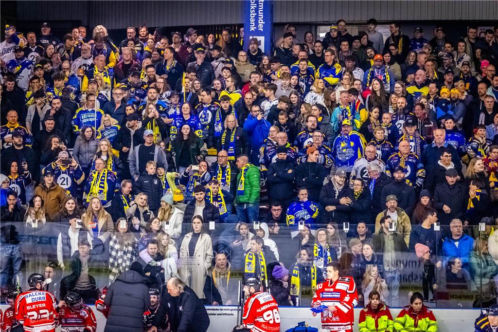 3:0 und 4:2 geführt, den 4:4-Ausgleich mit der Schlusssirene kassiert und das anschließende Penaltyschießen verloren: Es war der erwartete Playoff-Fight, den die 2500 Zuschauer am Freitagabend (7. März) im Eissportzentrum Westfalen zu sehen bekamen zwischen den Eisadlern Dortmund (blau) und den Ratinger Ice Aliens (rot). Und es war ein Krimi mit Überlänge und sehr viel knisternde Spannung im ersten Finalspiel, allerdings auch mit einem zumindest aus Dortmunder Sicht etwas unerwarteten Ende. Am Sonntag (9. März) geht es ab 18 Uhr am Ratinger Sandbach mit dem 2. Spiel der Best-of-5-Serie weiter.
