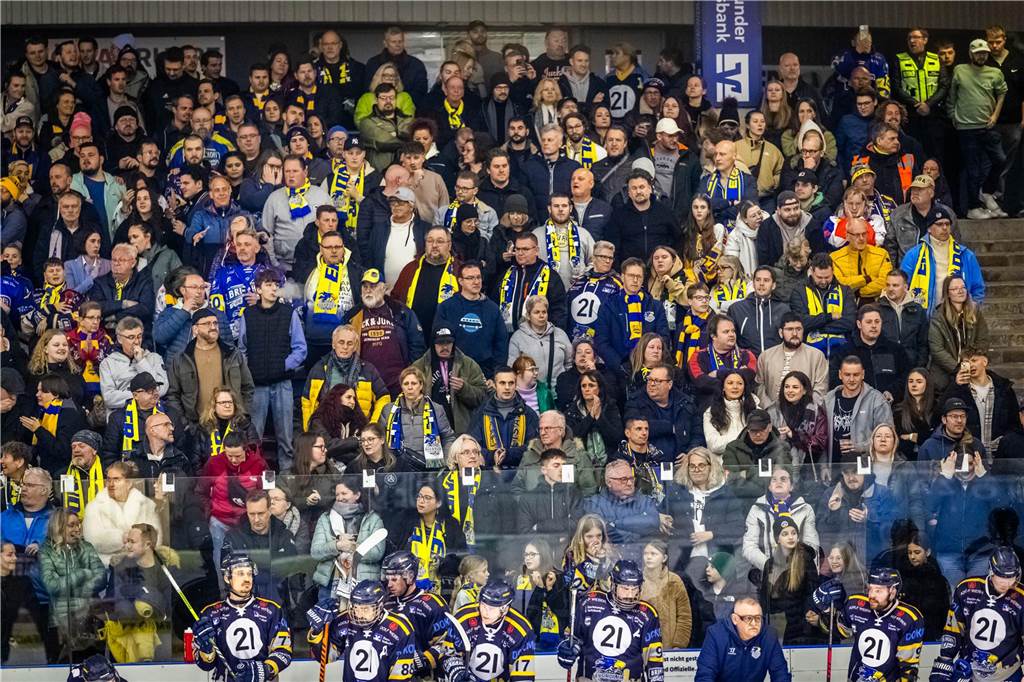 3:0 und 4:2 geführt, den 4:4-Ausgleich mit der Schlusssirene kassiert und das anschließende Penaltyschießen verloren: Es war der erwartete Playoff-Fight, den die 2500 Zuschauer am Freitagabend (7. März) im Eissportzentrum Westfalen zu sehen bekamen zwischen den Eisadlern Dortmund (blau) und den Ratinger Ice Aliens (rot). Und es war ein Krimi mit Überlänge und sehr viel knisternde Spannung im ersten Finalspiel, allerdings auch mit einem zumindest aus Dortmunder Sicht etwas unerwarteten Ende. Am Sonntag (9. März) geht es ab 18 Uhr am Ratinger Sandbach mit dem 2. Spiel der Best-of-5-Serie weiter.