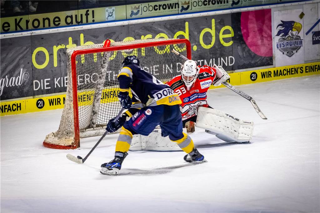 3:0 und 4:2 geführt, den 4:4-Ausgleich mit der Schlusssirene kassiert und das anschließende Penaltyschießen verloren: Es war der erwartete Playoff-Fight, den die 2500 Zuschauer am Freitagabend (7. März) im Eissportzentrum Westfalen zu sehen bekamen zwischen den Eisadlern Dortmund (blau) und den Ratinger Ice Aliens (rot). Und es war ein Krimi mit Überlänge und sehr viel knisternde Spannung im ersten Finalspiel, allerdings auch mit einem zumindest aus Dortmunder Sicht etwas unerwarteten Ende. Am Sonntag (9. März) geht es ab 18 Uhr am Ratinger Sandbach mit dem 2. Spiel der Best-of-5-Serie weiter.