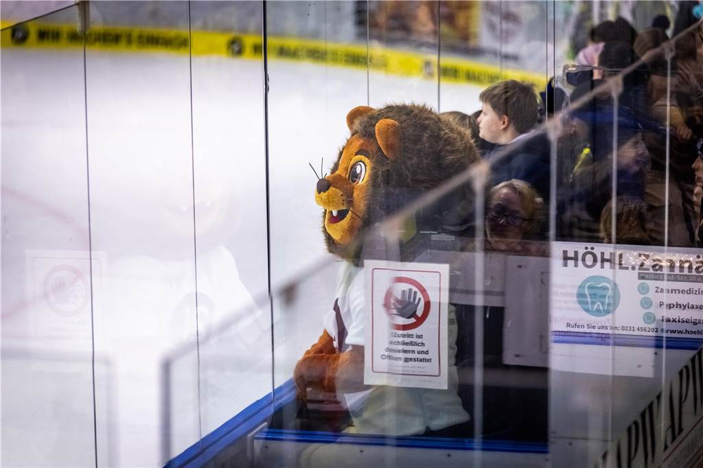 3:0 und 4:2 geführt, den 4:4-Ausgleich mit der Schlusssirene kassiert und das anschließende Penaltyschießen verloren: Es war der erwartete Playoff-Fight, den die 2500 Zuschauer am Freitagabend (7. März) im Eissportzentrum Westfalen zu sehen bekamen zwischen den Eisadlern Dortmund (blau) und den Ratinger Ice Aliens (rot). Und es war ein Krimi mit Überlänge und sehr viel knisternde Spannung im ersten Finalspiel, allerdings auch mit einem zumindest aus Dortmunder Sicht etwas unerwarteten Ende. Am Sonntag (9. März) geht es ab 18 Uhr am Ratinger Sandbach mit dem 2. Spiel der Best-of-5-Serie weiter.